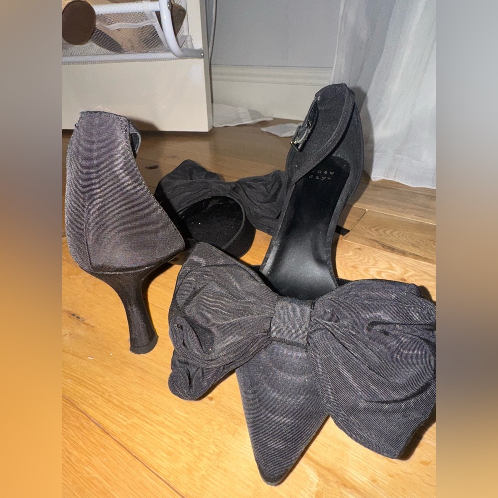 Elegant Black Heels with Bow Detail